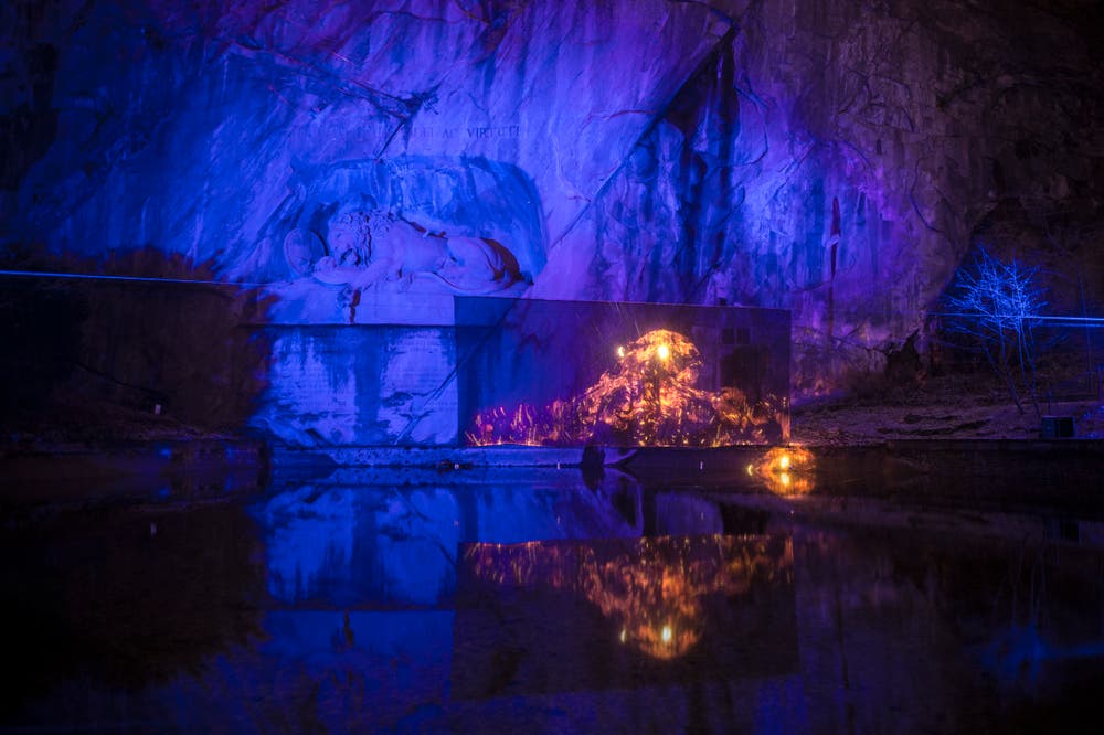 Das Lichtprojekt «Atoll» am Löwendenkmal. (Bild: Dominik Wunderli (9. Januar 2019))