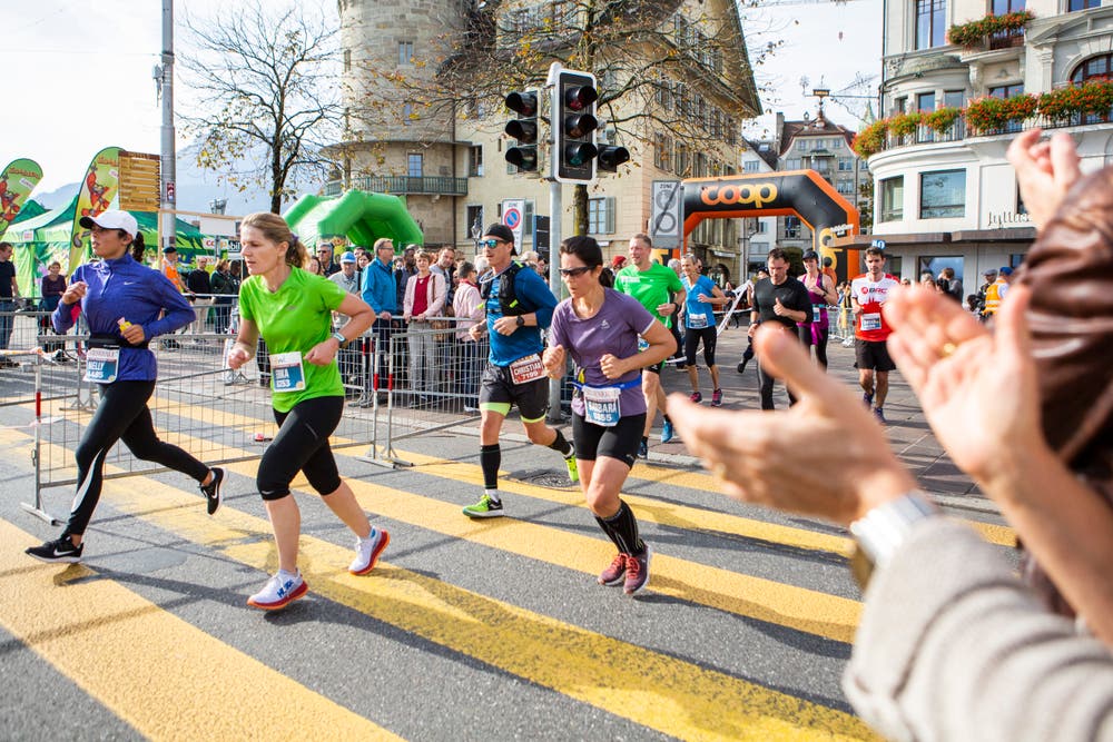 Überqueren der Strasse beim Schwanenplatz. (Bild: Patrick Hürlimann, Luzern, 27. Oktober 2019)