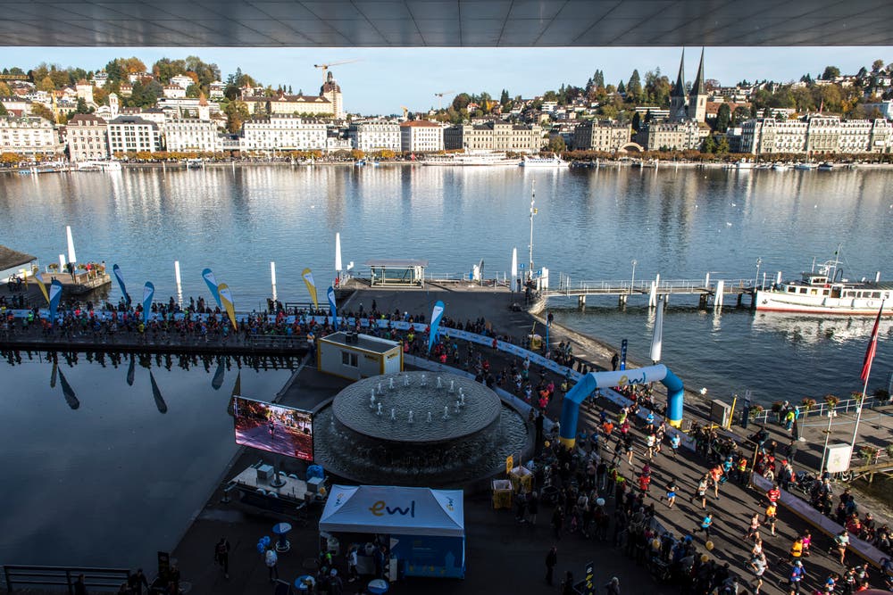 Blick von oben auf die Läufer vor dem KKL. (Bild: Dominik Wunderli, Luzern, 27. Oktober 2019)