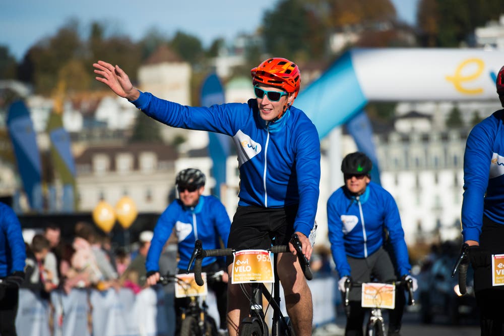 Kurz dem Publikum zuwinken bevor die ersten Läufer kommen. (Bild: Dominik Wunderli, Luzern, 27. Oktober 2019)
