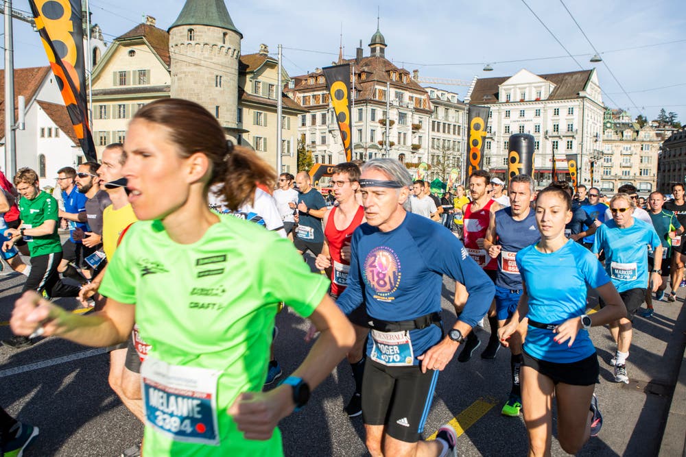 Läufer auf der Seebrücke. (Bild: Patrick Hürlimann, Luzern, 27. Oktober 2019)