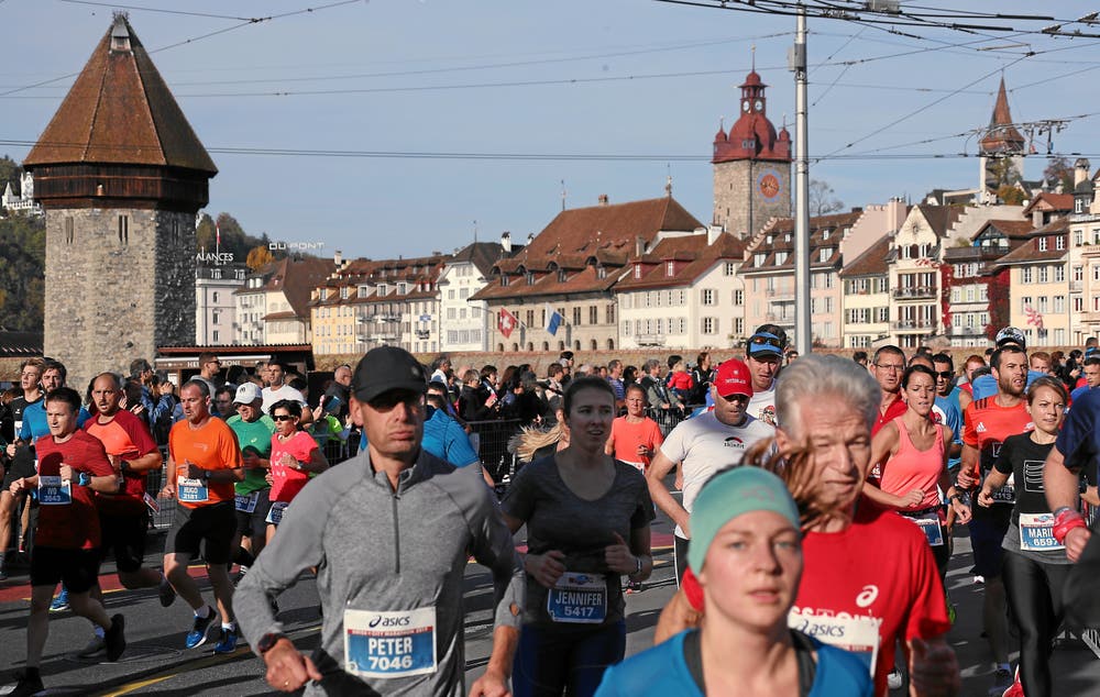 Das Marathonfeld bewegt sich über die Seebrücke. (Bild: Andy Mettler/swiss-image, Luzern, 27. Oktober 2019)