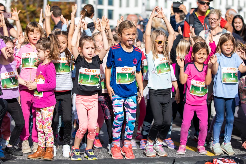 Vor dem Start des Maratholino auf der Seebrücke. (Bild: Patrick Hürlimann, Luzern, 27. Oktober 2019)