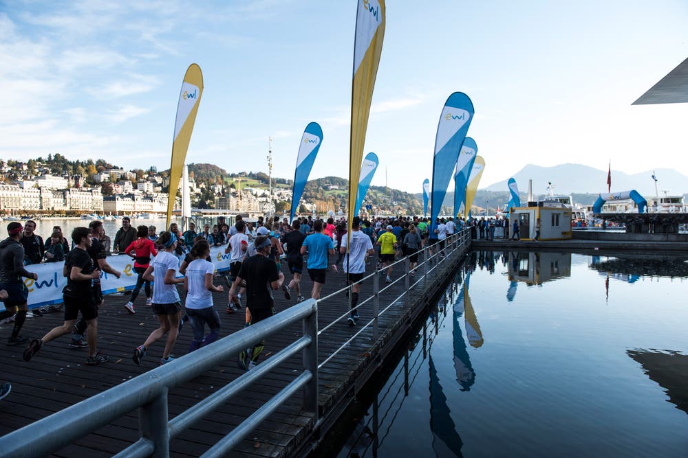 Die Läufer beim KKL. (Bild: Dominik Wunderli, Luzern, 27. Oktober 2019)