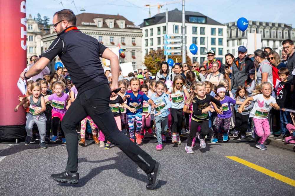 Start des Maratholino auf der Seebrücke. (Bild: Patrick Hürlimann, Luzern, 27. Oktober 2019)