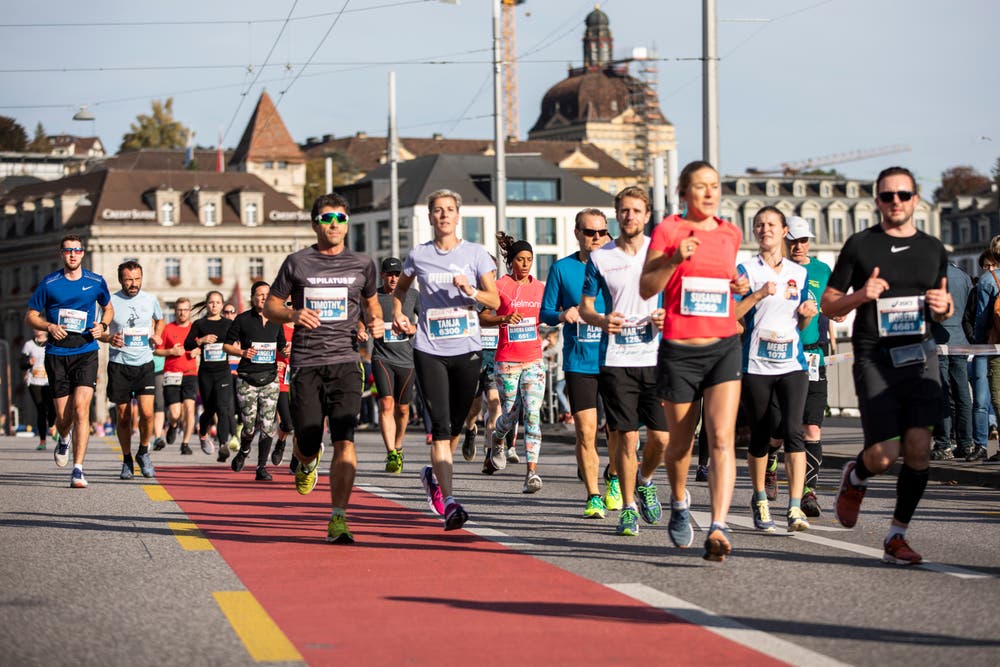 Läufer auf der Seebrücke. (Bild: Patrick Hürlimann, Luzern, 27. Oktober 2019)