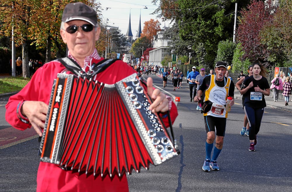 Musikalische Unterstützung für die Läufer. (Bild: Andy Mettler/swiss-image, Luzern, 27. Oktober 2019)