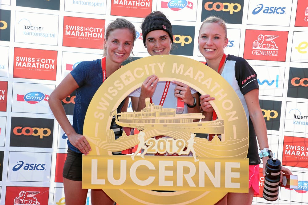 Das Siegertrio bei den Frauen: Franziska Inauen (Mitte) gewinnt vor Mirjam Niederberger (rechts) und Nina Högger. (Bild: Andy Mettler/swiss-image, Luzern, 27. Oktober 2019)