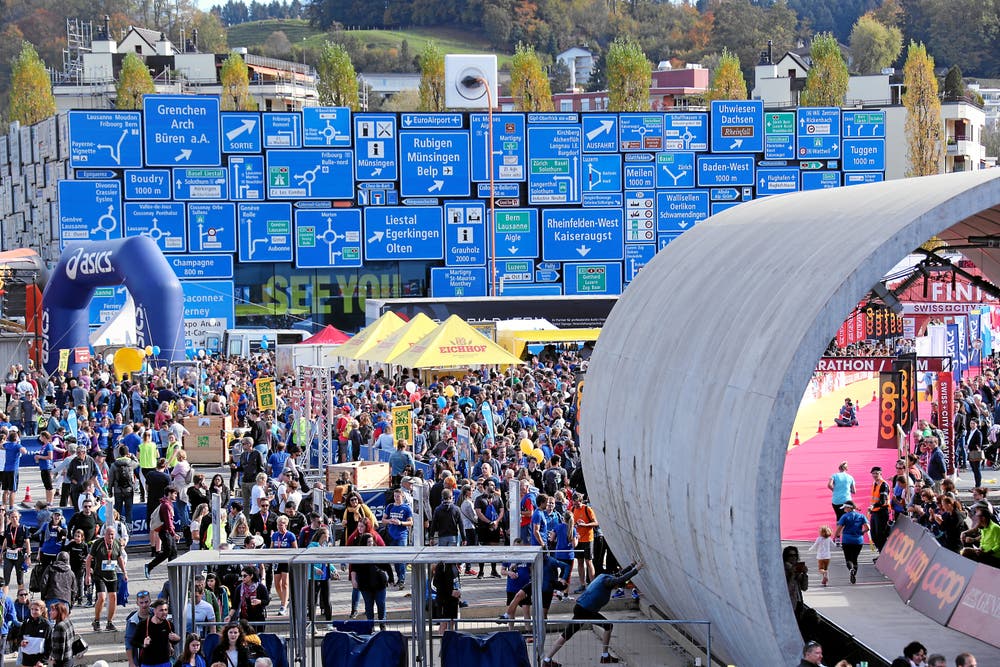 Zieleinlauf der besonderen Art: Mitten im Verkehrshaus laufen die Teilnehmerinnen und Teilnehmer des Swiss City Marathon Lucerne ein und freuen sich über ihren ganz persönlichen Erfolg. (Andy Mettler/swiss-image, Luzern, 27. Oktober 2019)