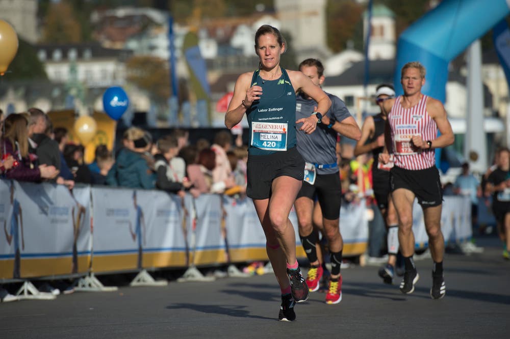 Melina Frei kurz vor dem KKL auf dem Weg zum Sieg im Halbmarathon. (Bild: Dominik Wunderli, Luzern, 27. Oktober 2019)
