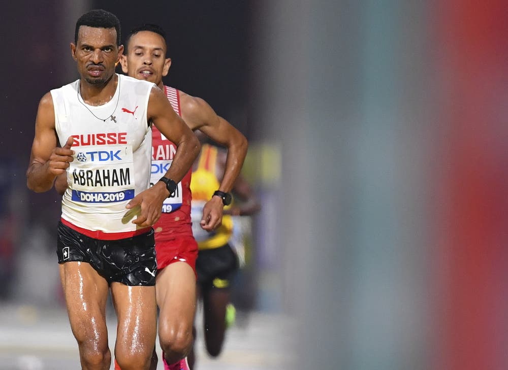 Tadesse Abraham trotzt den extremen Bedingungen und läuft im Nacht-Marathon auf den 9. Platz. (Bild: Keystone)