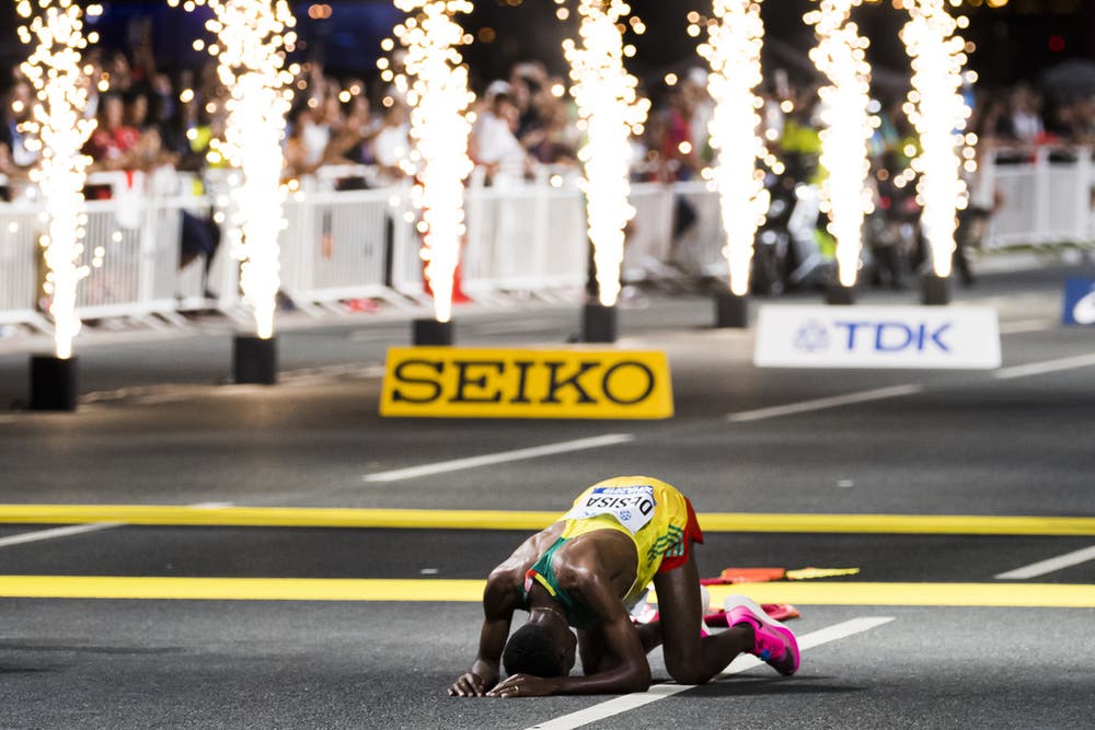 Lelisa Desisa triumphiert in der Hitzeschlacht. (Bild: Keystone)