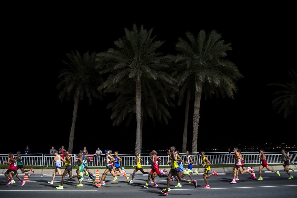 Einzigartige Bilder: Die Marathon-Konkurrenzen fanden in Doha um Mitternacht statt. (Bild: Keystone)