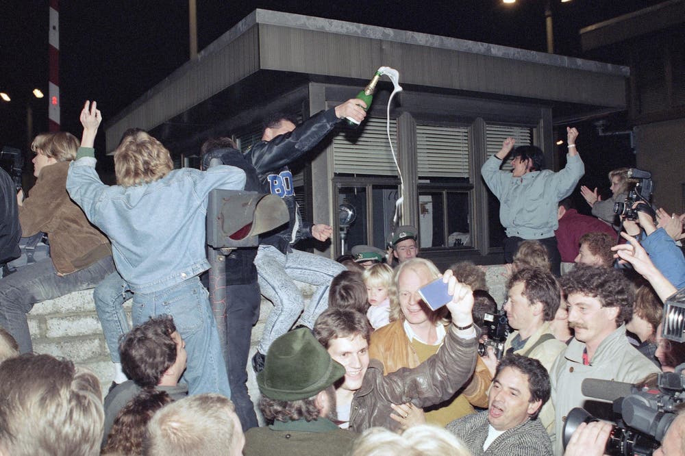 Der Fall der Mauer wird gefeiert. (Bild: Jockel Finck / Keystone, 9. November 1989)