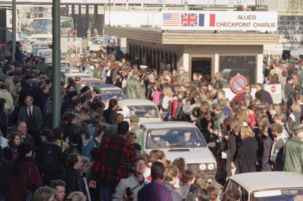 Ostberliner werden bei der Überquerung der Grenze in ihren Autos von ihren Westberliner Nachbarn bejubelt. (Bild: Thomas Kienzle / Keystone, 10. November 1989)