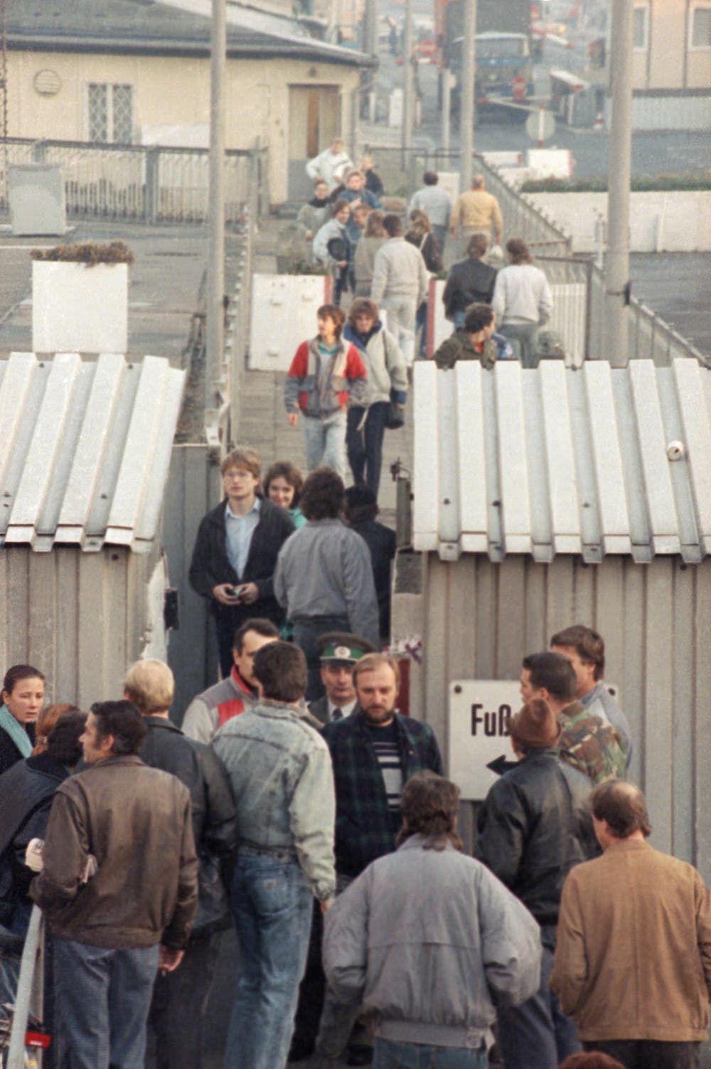 Berliner überschreiten einen Grenzposten. (Bild: Udo Weitz / Keystone, 9. November 1989)