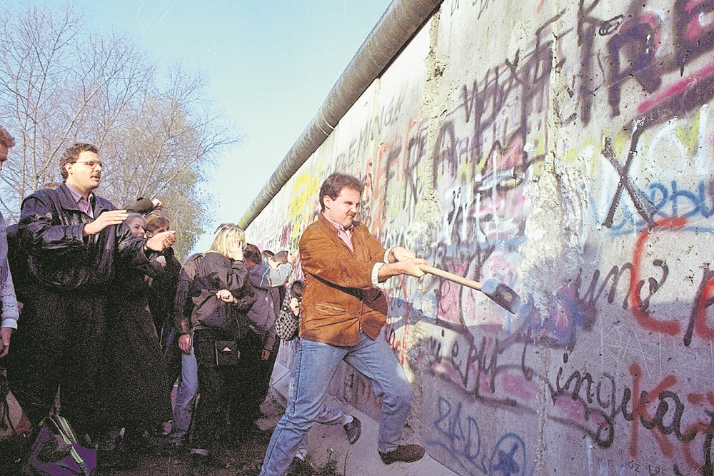 12. November 1989: Mit Hämmern gegen die Mauer. (Bild: Keystone / Str)