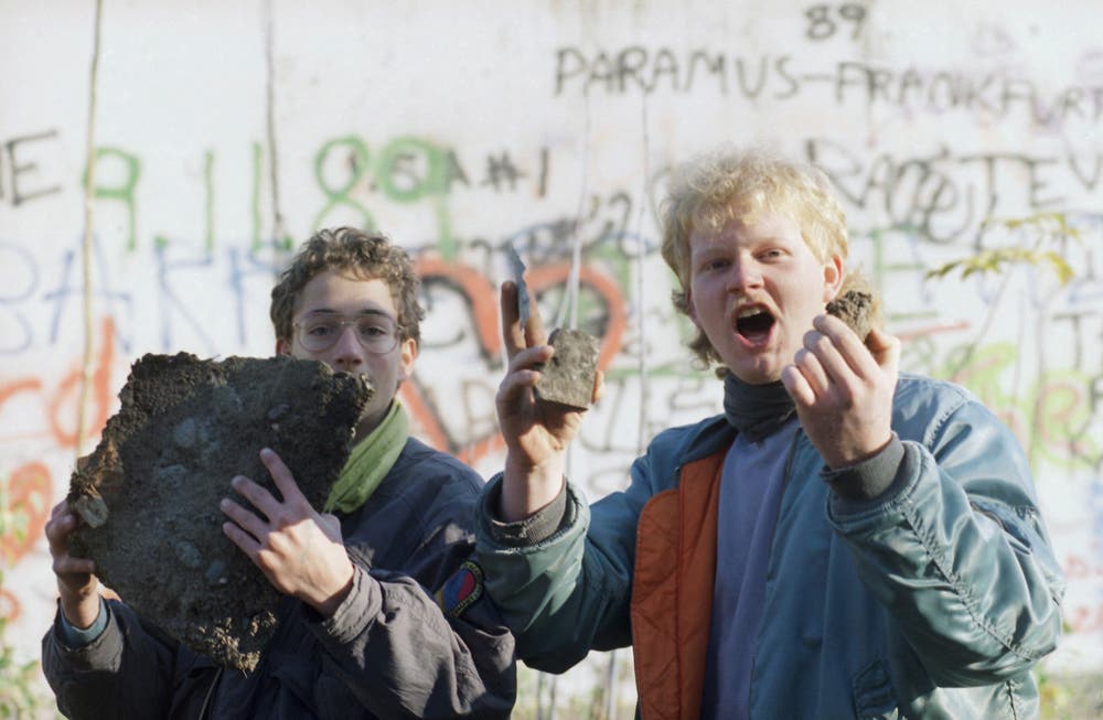 Sie retten ein Stück Berliner Mauer. (Bild: Udo Weitz / Keystone, 9. November 1989)