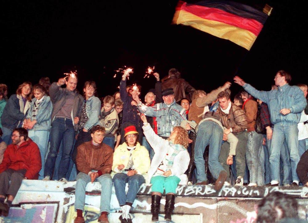 Der Fall der Mauer wird gefeiert. (Bild: Keystone / Str, 9. November 1989)