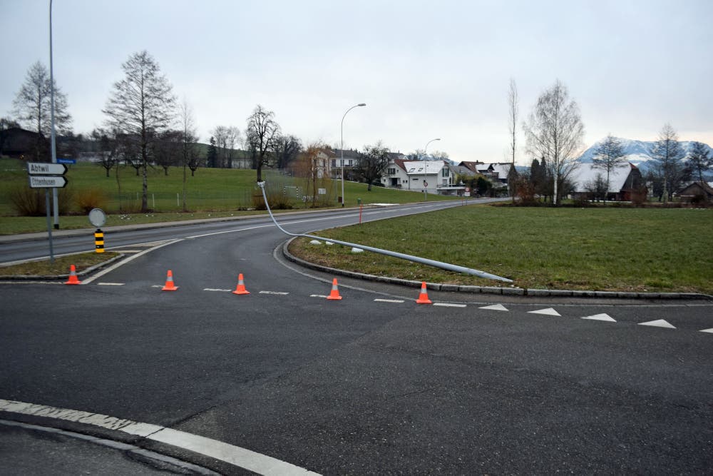 Hohenrain – 1. FebruarEin Lastwagen hat in Hohenrain eine Strassenlaterne und mehrere Verkehrssignale umgefahren. Danach fuhr er weiter, ohne sich um den Schaden zu kümmern. (Bild: Luzerner Polizei (Hohenrain, 1. Februar 2019))