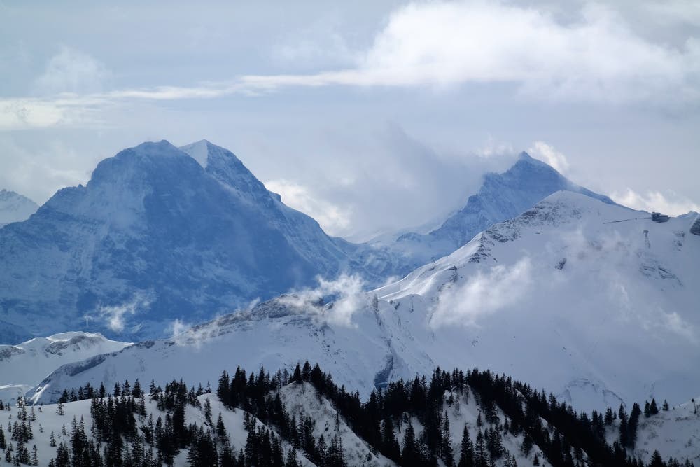 Die Bergstation vom Brienzer Rothorn und der Eisee Sessellift von einer eher ungewohnten Perspektive. Eiger, Mönch und Jungfrau sehen schon fast bedrohlich nahe aus! (Bild: Stephan Rubi (Unterhalb Fürstein, 9, Februar 2019))