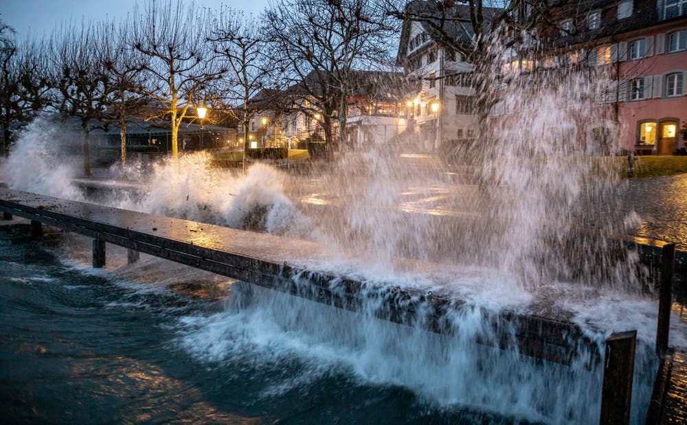 Der Sturm Uwe wütet am Zugersee. (Bild: Daniel Hegglin, Zug, 10. Februar 2019)