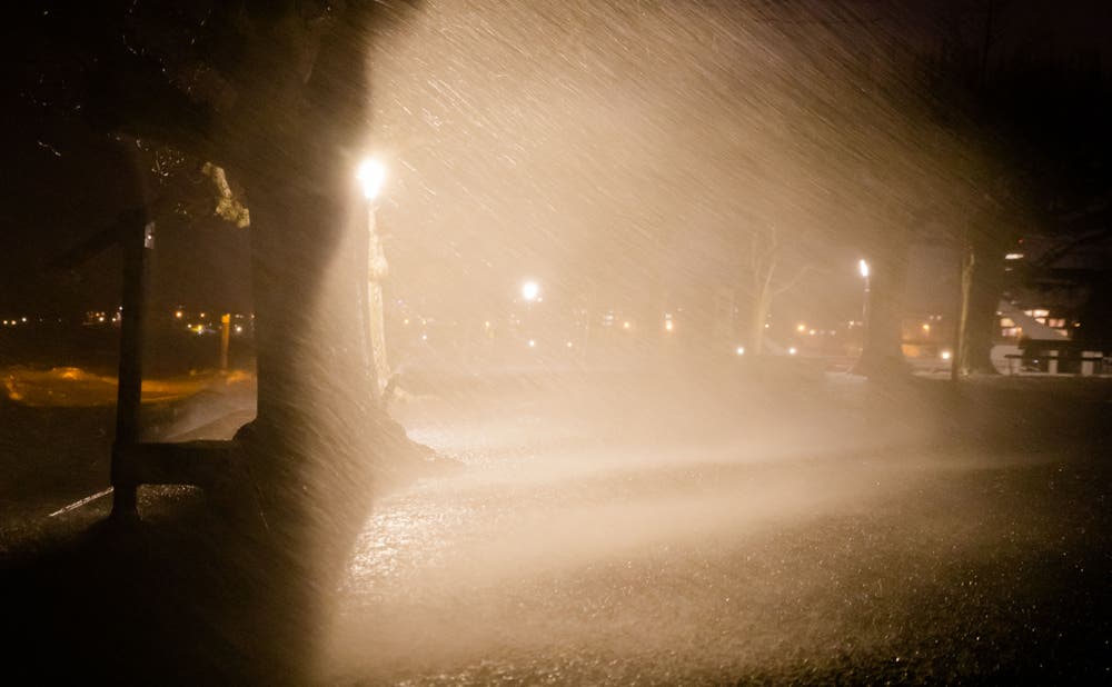 Der Sturm Uwe wütet am Zugersee. (Bild: Daniel Hegglin, Zug, 10. Februar 2019)
