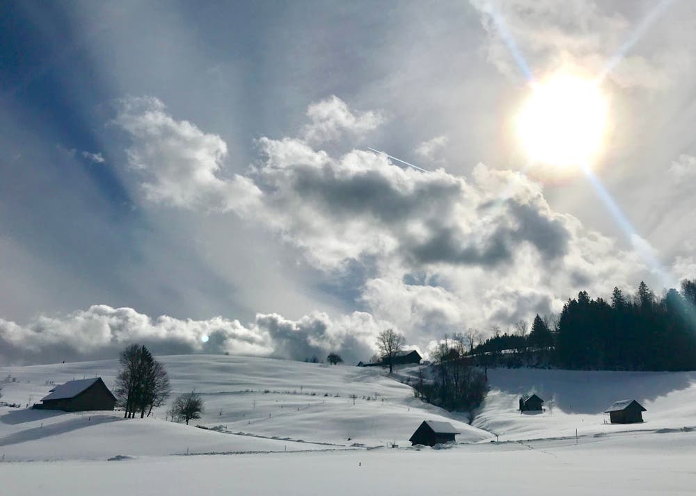 Teilweise sonnig im Ägerital. (Bild: Peter Bumbacher, Unterägeri, 12. Februar)