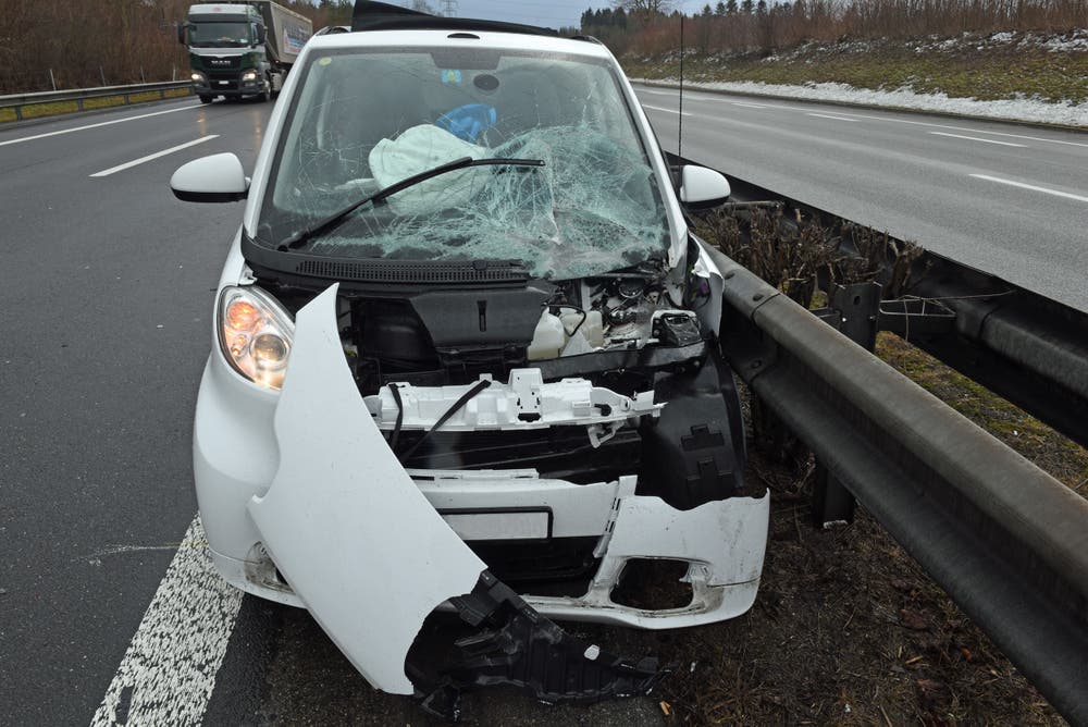 Rothenburg - 12. FebruarBei einem Unfall zwischen einem Lastwagen und einem Auto auf der Autobahn A2 in der Nähe des Rastplatzes Neuenkirch wurde am Montag eine Lenkerin leicht verletzt. Die Luzerner Polizei sucht Zeugen. (Bild: Luzerner Polizei)