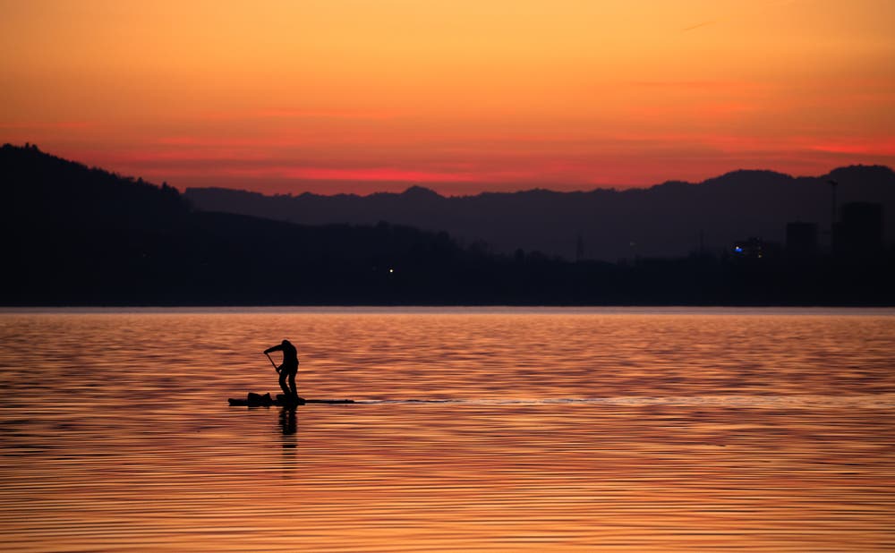 Alleine unterwegs im Abendrot. (Bild: Daniel Hegglin, Zug, 14. Februar 2019)