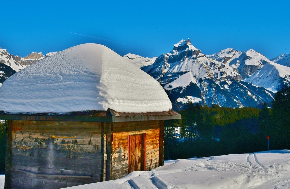 Ein Alpgebäude im Winterkleid mit Blick Richtung Hahnen. (Bild: Hans Burch, Wolfenschiessen, 15. Februar 2019)