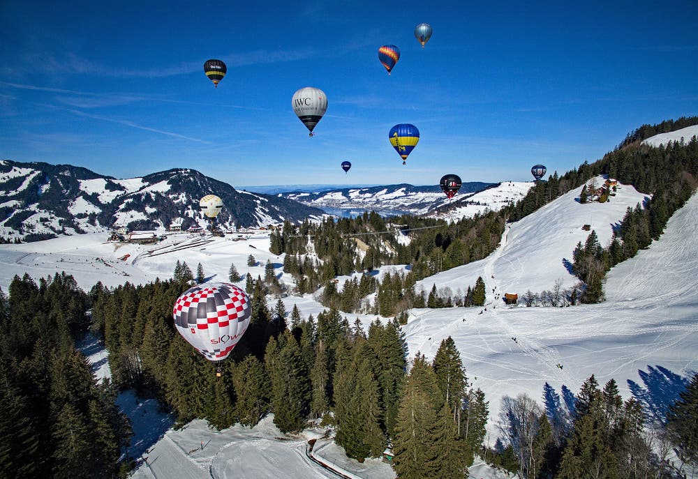 Am Sonntag, 17. Februar fand im Wintersportgebiet Sattel-Hochstuckli die 22. Ballonfiesta statt. Zahlreiche Schaulustige verfolgten den Massenstart der elf Heissluftballone. (Bild: Marcel Murri (17. Februar 2019))