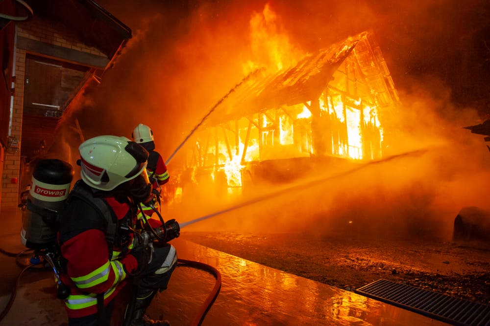Wolfenschiessen – 2. FebruarIn der Nacht von Freitag auf Samstag geriet in Wolfenschiessen ein Fahrzeug aus unbekannten Gründen in Brand. Das Feuer ging daraufhin auf eine unbewohnte Holzscheune über. Das Fahrzeug und die Scheune brannten komplett nieder. Verletzt wurde niemand. (Bild: Edi Ettlin, Feuerwehr Stans)