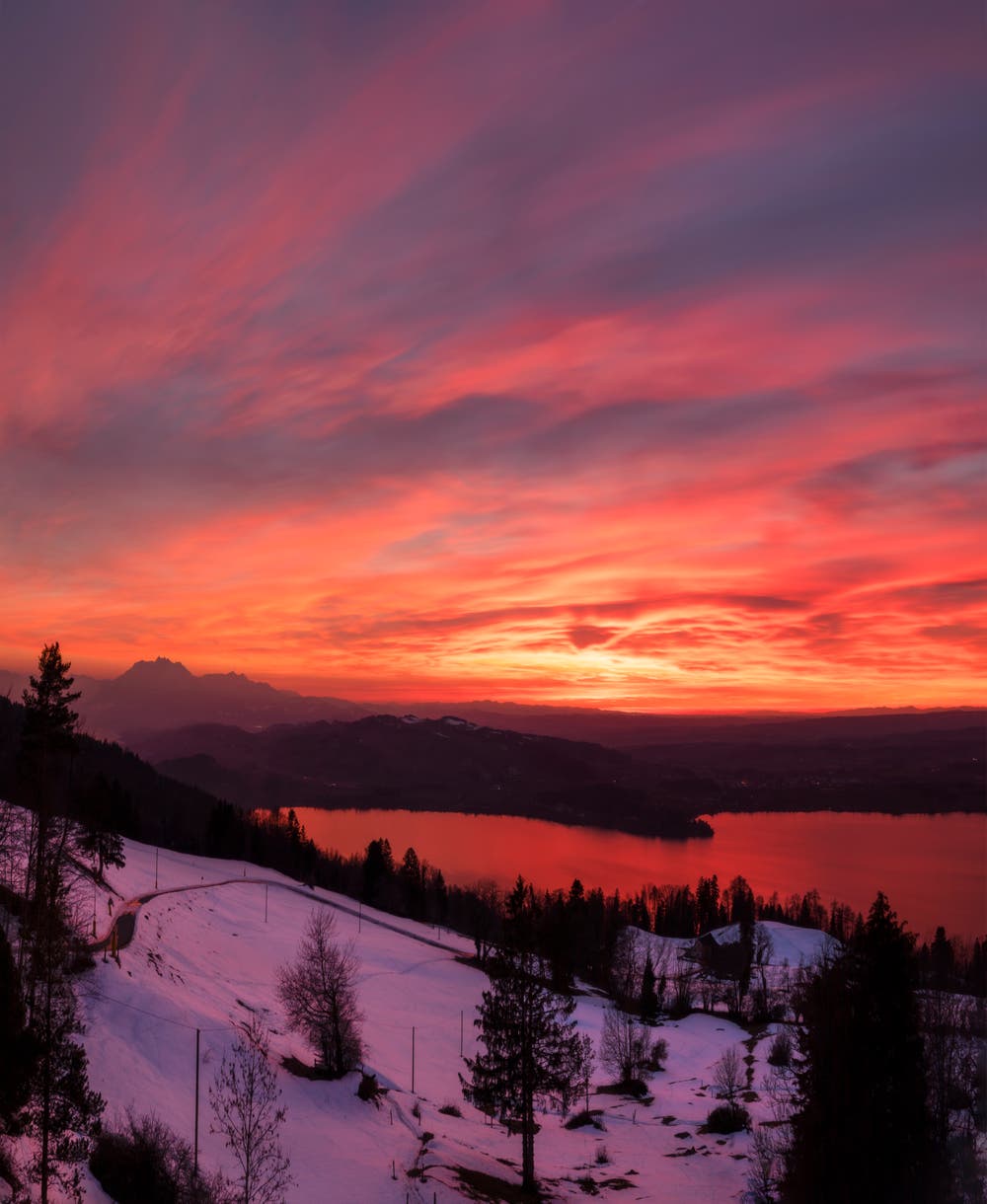 Erneut zeigt sich über dem Zugersee ein wunderschönes Farbenspiel. (Bild: Moritz Helpferer, Zugerberg, 23. Februar 2019)