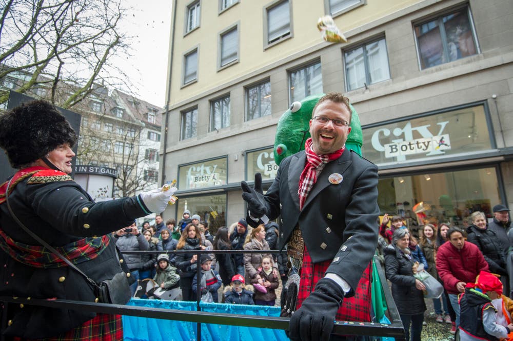 Adrian Osterwalder wurde 2014 für seine grossen Bemühungen um die «Appowila Highland Games» in Abtwil geehrt. Und dafür, dass er Anfang März 2013 Herbert Grönemeyer zum Konzert in die Region gelotst hatte. Hier lässt er sich am Umzug feiern. (Bild: Urs Bucher)