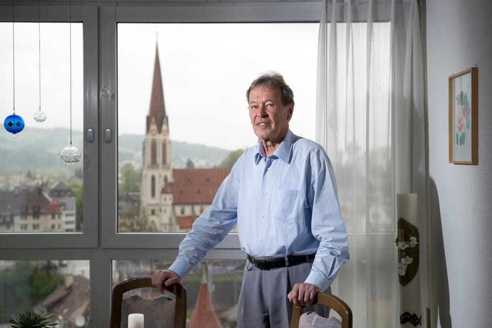 Als Don Camillo trat er auf die Bühne, der damalige Stadtpräsident Heinz Christen hiess ihn als Peppone verkleidet willkommen. Stadtpfarrer Alfons Sonderegger wurde 1997 Ehren-Föbü. Hier 2014 vor seiner Kirche St.Otmar. (Bild: Urs Jaudas)