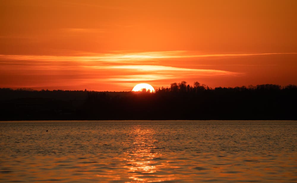 Der Sonnenuntergang am Zugersee. (Bild: Daniel Hegglin, Zug, 27. Februar 2019)
