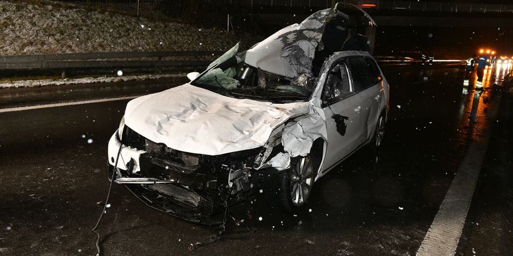 Wollerau – 3. FebruarAm frühen Sonntagmorgen fuhr ein 53-jähriger Automobilist in Wollerau auf der Autobahn A3 Richtung Zürich. Kurz nach dem Blatt-Tunnel kollidierte er mit zwei freilaufenden Pferden. Der Fahrzeuglenker und die beiden Tiere sind bei diesem Unfall ums Leben gekommen. (Bild: Kapo Zürich (Wollerau, 3. Februar 2019))