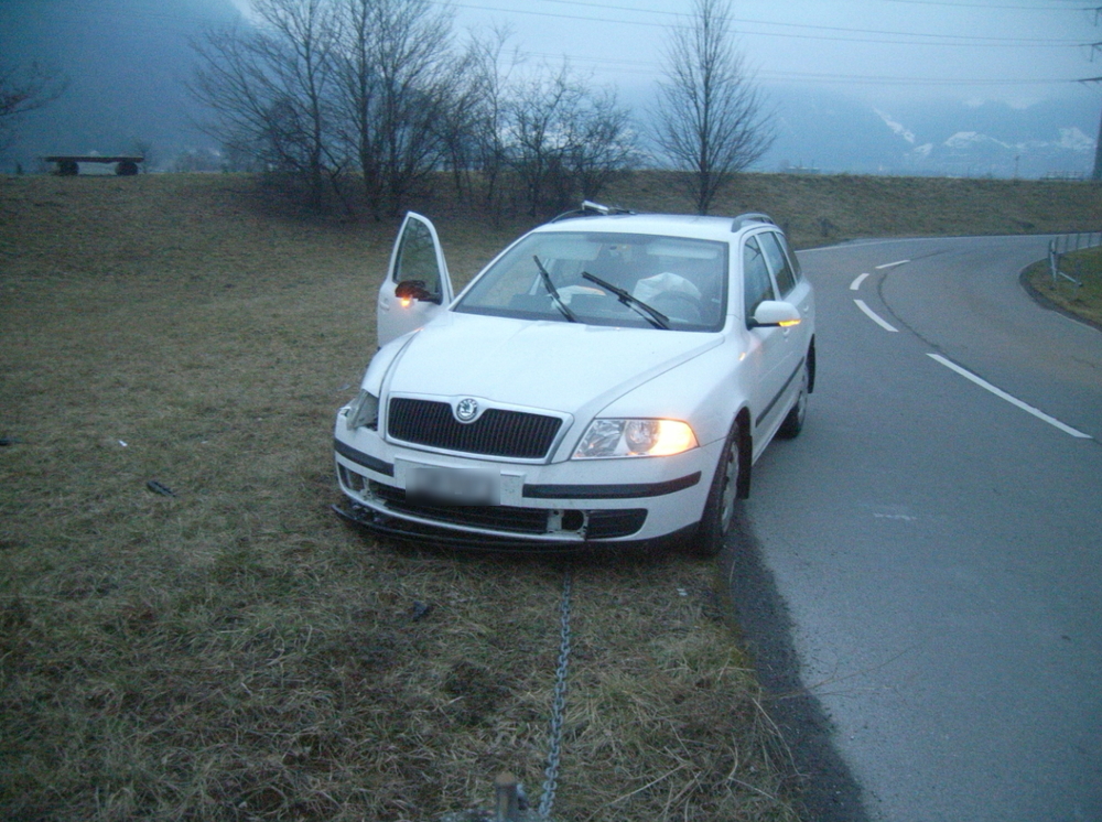Seedorf - 2. FebruarEin Autofahrer hat aus unbekannten Gründen die Kontrolle über sein Fahrzeug verloren und einen Betonposten gerammt. Verletzt wurde niemand. Der Sachschaden beträgt 13'000 Franken. (Bild: Kantonspolizei Uri)