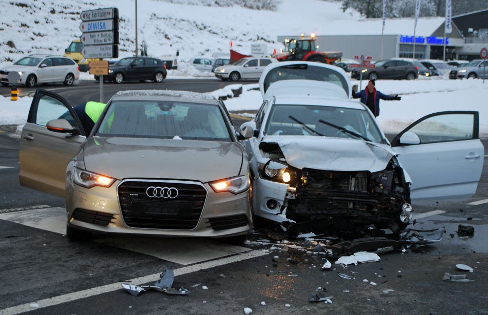 Willisau - 5. FebruarZwei Autos kollidierten am Dienstagabend. Ein Fahrzeuglenker musste mit der Ambulanz ins Spital gefahren werden. (Bild: Luzerner Polizei)