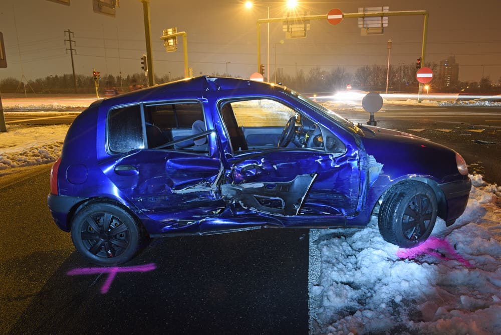 Ebikon - 5. FebruarZwei Autos kollidierten am Dienstagabend. Ein Fahrzeuglenker musste mit der Ambulanz ins Spital gefahren werden. (Bild: Luzerner Polizei)