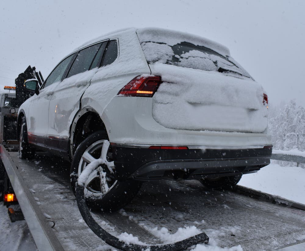 Flühli - 3. FebruarAuf dem Weg von Schüpfheim nach Sörenberg ist ein Auto auf schneebedeckter Strasse weggerutscht und mit einem entgegenkommenden Auto kollidiert. Der Lenker dieses Autos wurde leicht verletzt. (Bild: Luzerner Polizei)