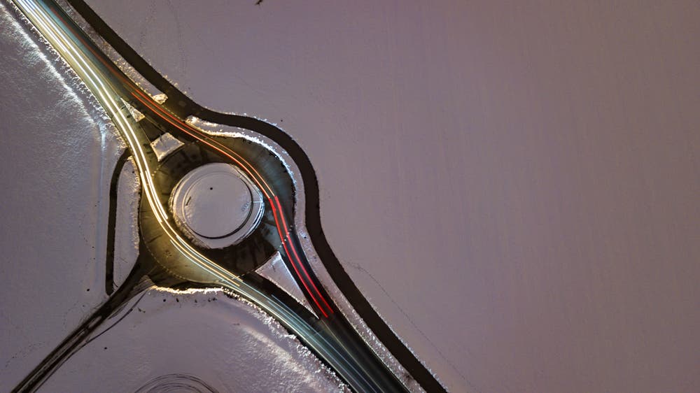 Lichterspuren im Kreisverkehr. (Bild: Daniel Hegglin, Zug, 6. Februar 2019)