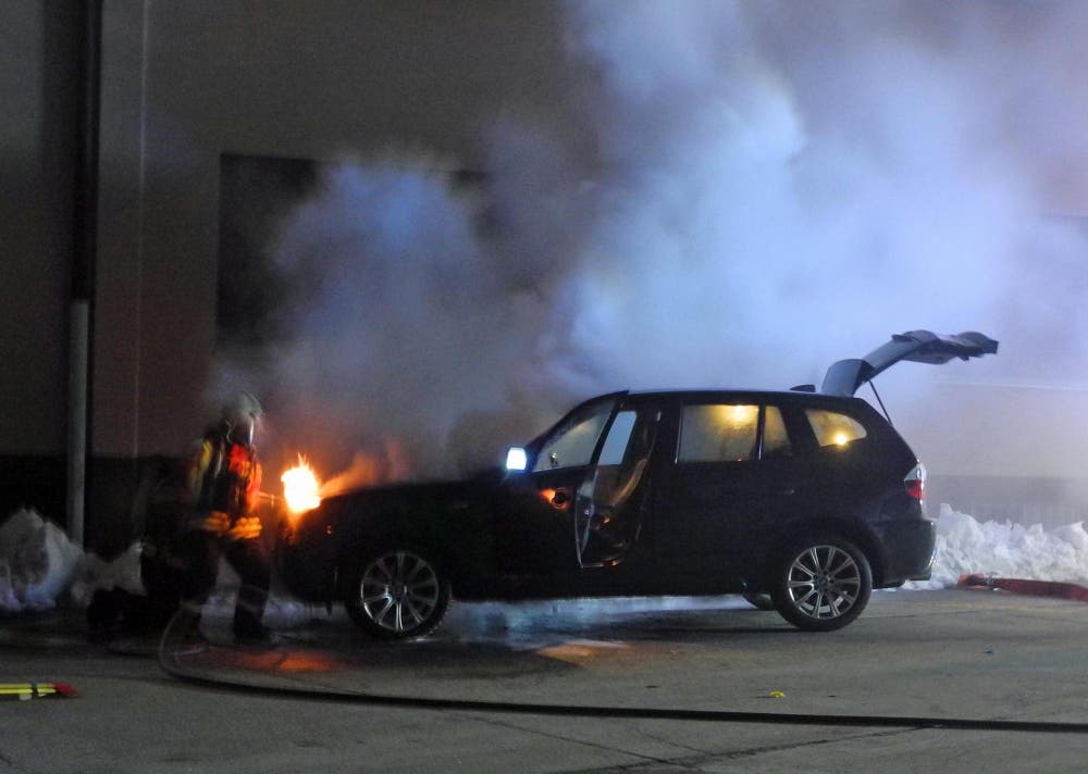 Oberarth - 6. FebruarAn der Poststrasse in Oberarth ist am frühen Mittwochabend ein Personenwagen in Brand geraten. Die Feuerwehr konnte den Brand rasch lösen, die drei Fahrzeuginsassen blieben unverletzt. (Bild: Kantonspolizei Schwyz)