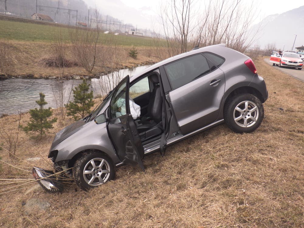 Erstfeld - 7. FebruarBei diesem Unfall im Gebiet Rynächt auf der Gotthardstrasse Richtung Erstfeld kam ein Fahrzeug nachdem es auf den Bordstein fuhr und mit einer Strassenlampe kollidierte erst im Strassenbord zum Stillstand. Verletzt wurde niemand, es entstand Sachschaden von rund 18'000 Franken. (Bild: Kantonspolizei Uri)