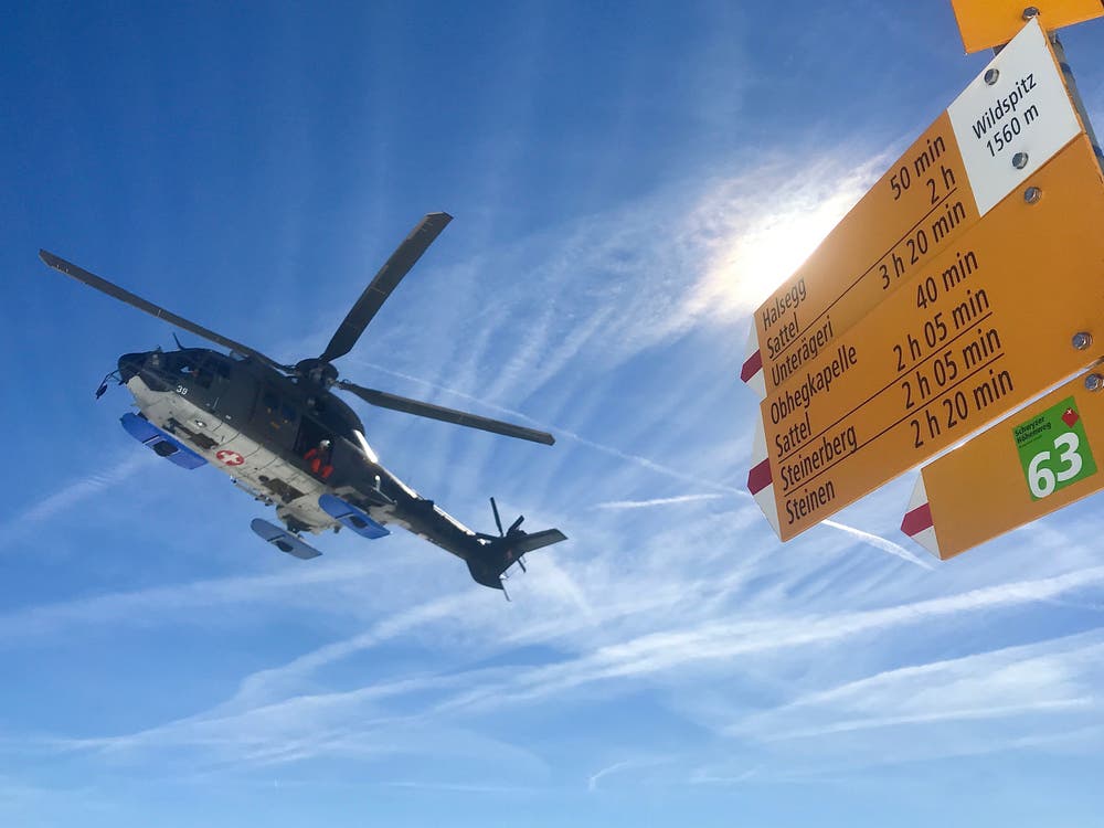Wander- und Flugwetter auf dem Wildspitz: Diese zufällige Begegnung mit einem Superpuma der Schweizer Armee hat Leser Peter Bumbacher mit seiner Kamera festgehalten. (Bild: Peter Bumbacher, Wildspitz, 27. Februar 2019)