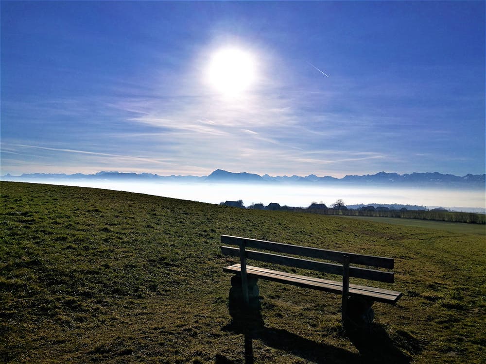 Ruhebänkli mit Aussicht auf die Berge, bei strahlendem Sonnenschein und wenig Dunst. (Bild: Urs Gutfleisch, Römerswil, 27. Februar 2019)