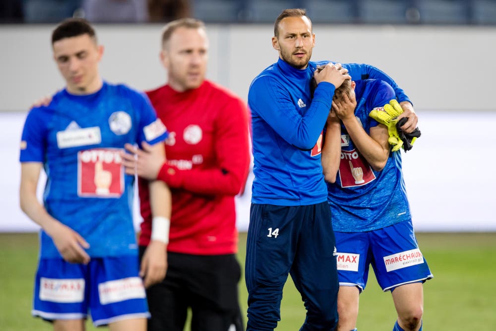 Luzerns Mirko Salvi (2. von rechts) tröstet Idriz Voca nach verlorenen Spiel. (Bild: Philipp Schmidli, Luzern, 23. April 2019)