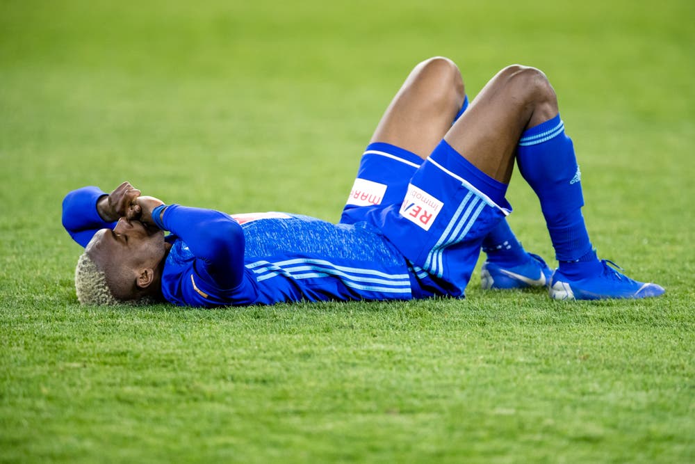 Luzerns Blessing Eleke liegt nach dem Schlusspfiff enttäuscht am Boden. (Bild: Philipp Schmidli, Luzern, 23. April 2019)