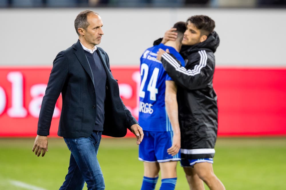 Luzerns Trainer Thomas Häberli läuft vom Spielfeld während im Hintergrund Francisco Rodriguez (rechts) Ruben Vargas (Mitte) tröstet. (Bild: Philipp Schmidli, Luzern, 23. April 2019)
